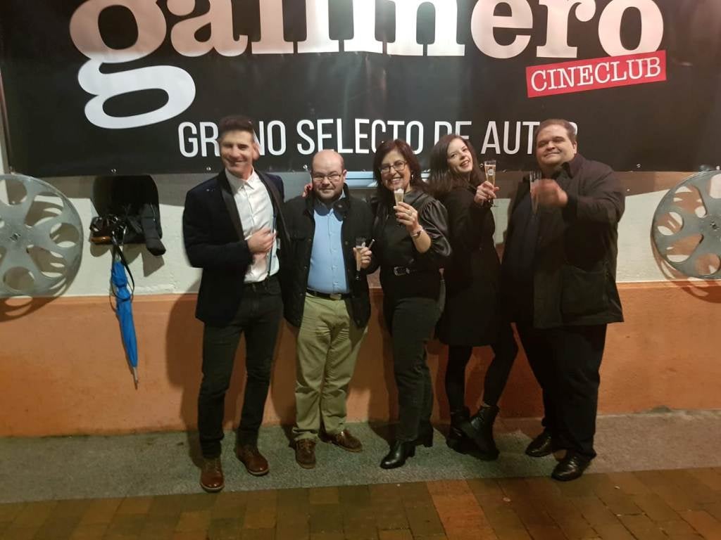 López, Hernández y Garrido con responsables del cine-club.