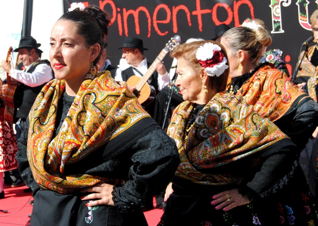 El traje regional, protagonista este domingo.