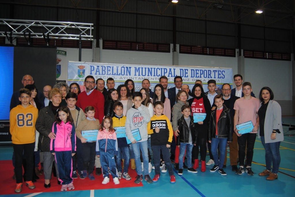 Los premiados familiares y autoridades. 