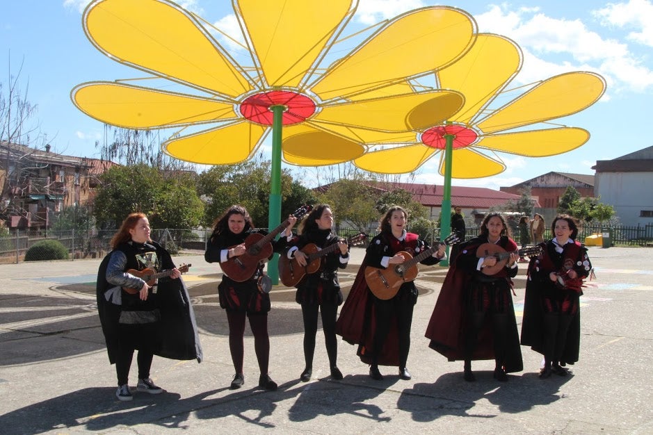 La tuna femenina de la Universidad de Salamanca, en el Gregoria Collado