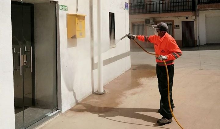 La Diputación desinfectando en un municipio de la provincia.