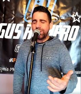 Guss Romero cantando 'Resistiré'