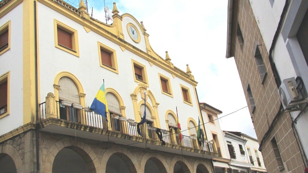 Casa Consistorial de Jaraíz, con las banderas a media asta y crespón negro en señal de luto por los vecinos fallecidos. 