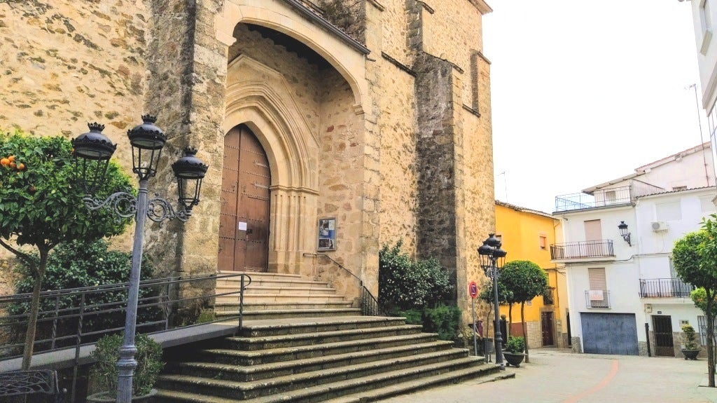 Entrada principal de la iglesia de San Miguel.