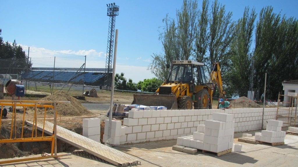 Obras de sustitución del cerramiento del polideportivo.