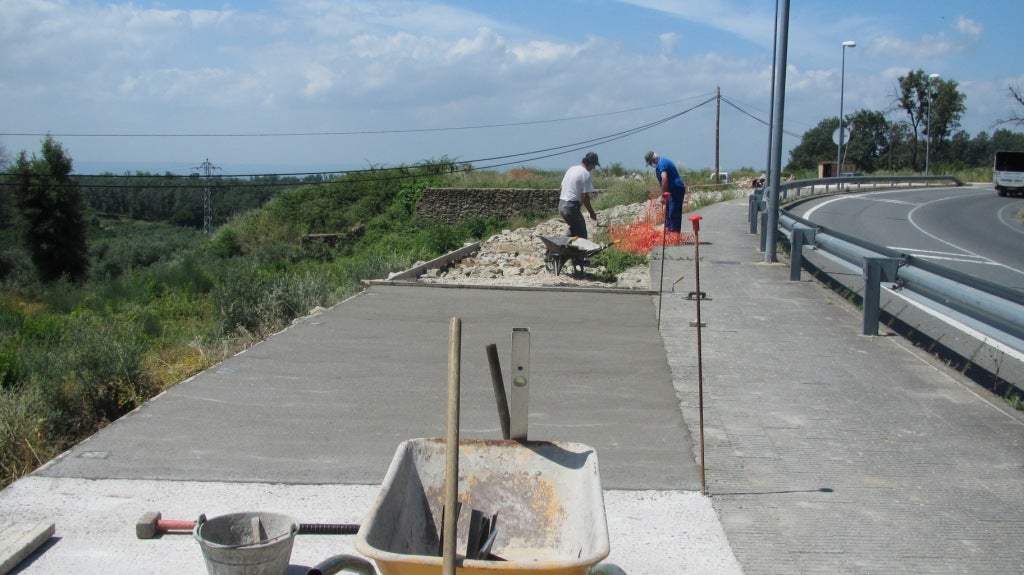 Pavimentación del primer tramo del carril. 