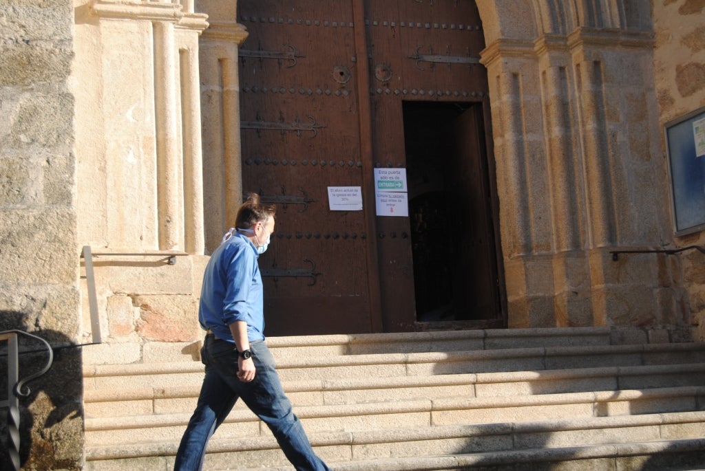 Entrada a la iglesia de San Miguel.