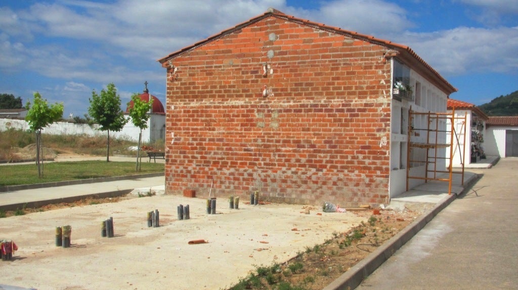 Espacio sin construir del bloque de nichos.