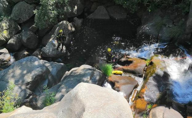 Los bomberos tuvieron que emplearse a fondo para trasladar el cuerpo. 