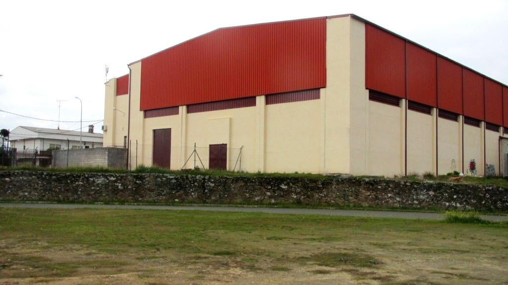 Espacio entre el pabellón y el campo en el que se hará el escenario.