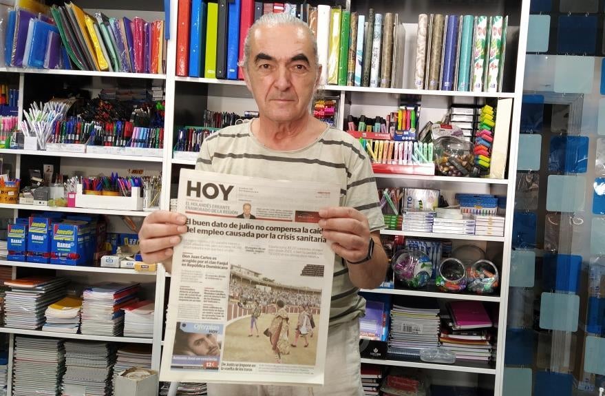 Eduardo Rodríguez, de Papel Cop, muestra un ejemplar de HOY.