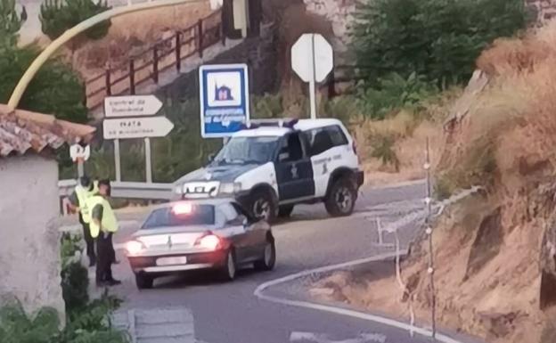 Controles de la Guardia Civil en Alcántara, donde también se ha decretado el aislamiento social de la localidad.