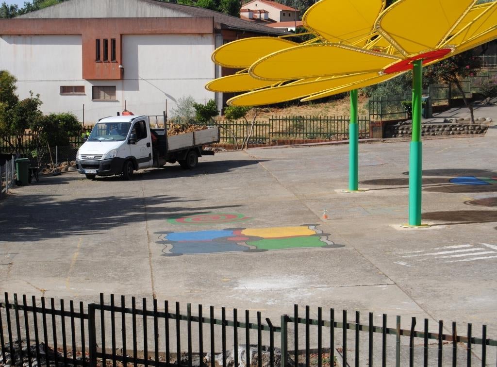 Operarios municipales en el colegio Gregoria Collado.