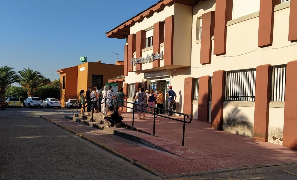 Pacientes esperando en el exterior para ser antendidos en el Centro de Salu de Jaraíz.