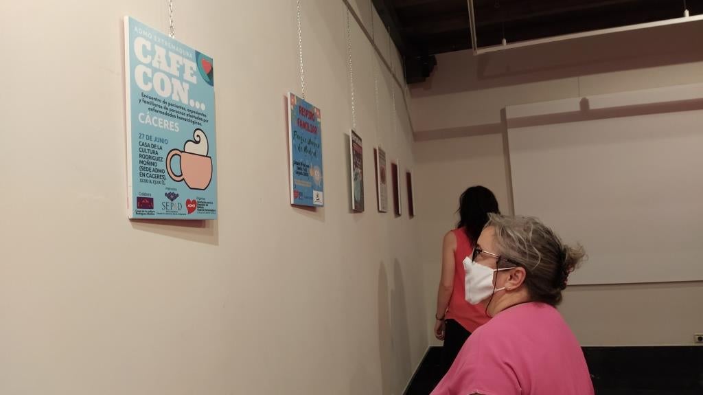 Público en la exposición, ubicada en el Museo del Pimentón.