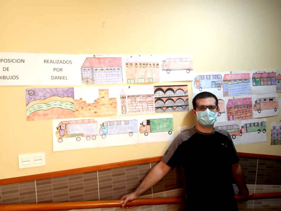 Daniel López, junto a sus dibujos.