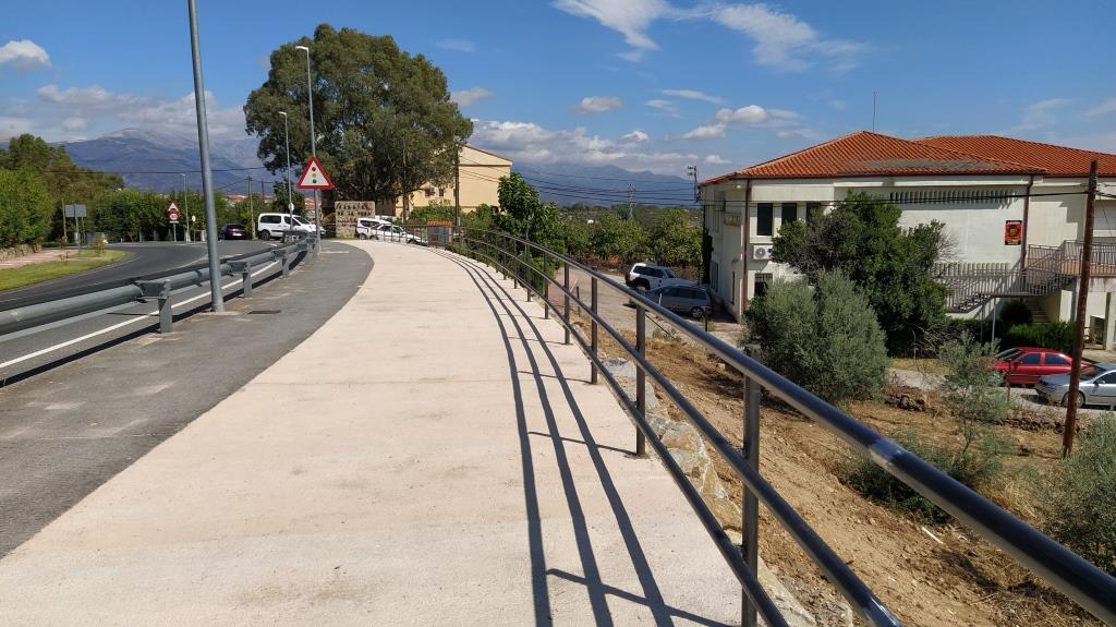 Un tramo del paseo con el carril bici.