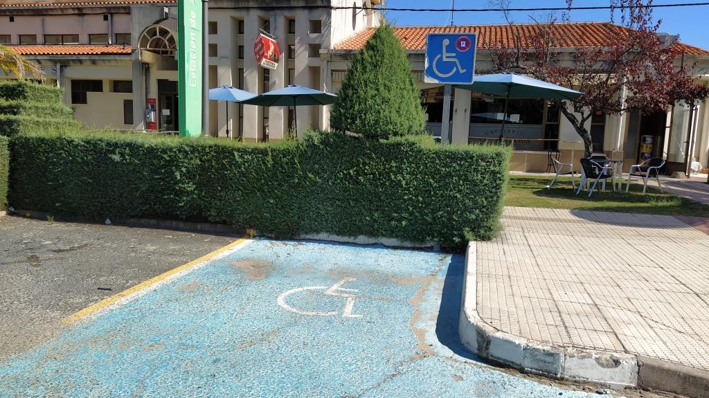 Plaza reservada para discapacitados en la estación de autobuses.