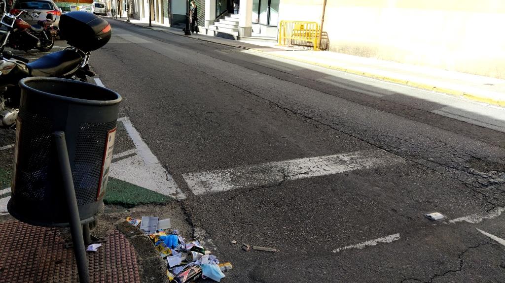 Papelera de la avenida de la Constitución vaciada. 