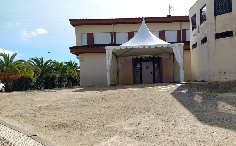 El Ayuntamiento instala una carpa en la puerta del Centro de Salud de las PCR