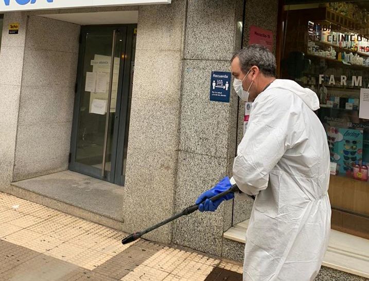 Desinfección anterior en la avenida de la Constitución.