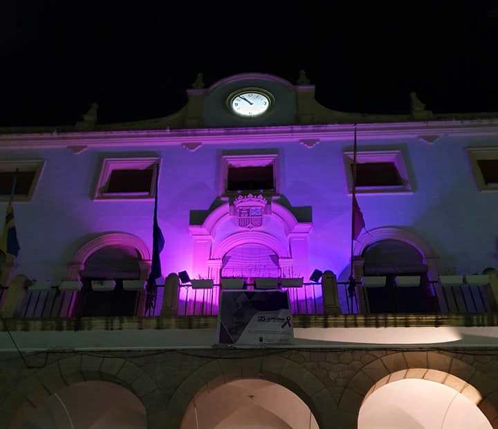 El Ayuntamiento iluminado de morado.