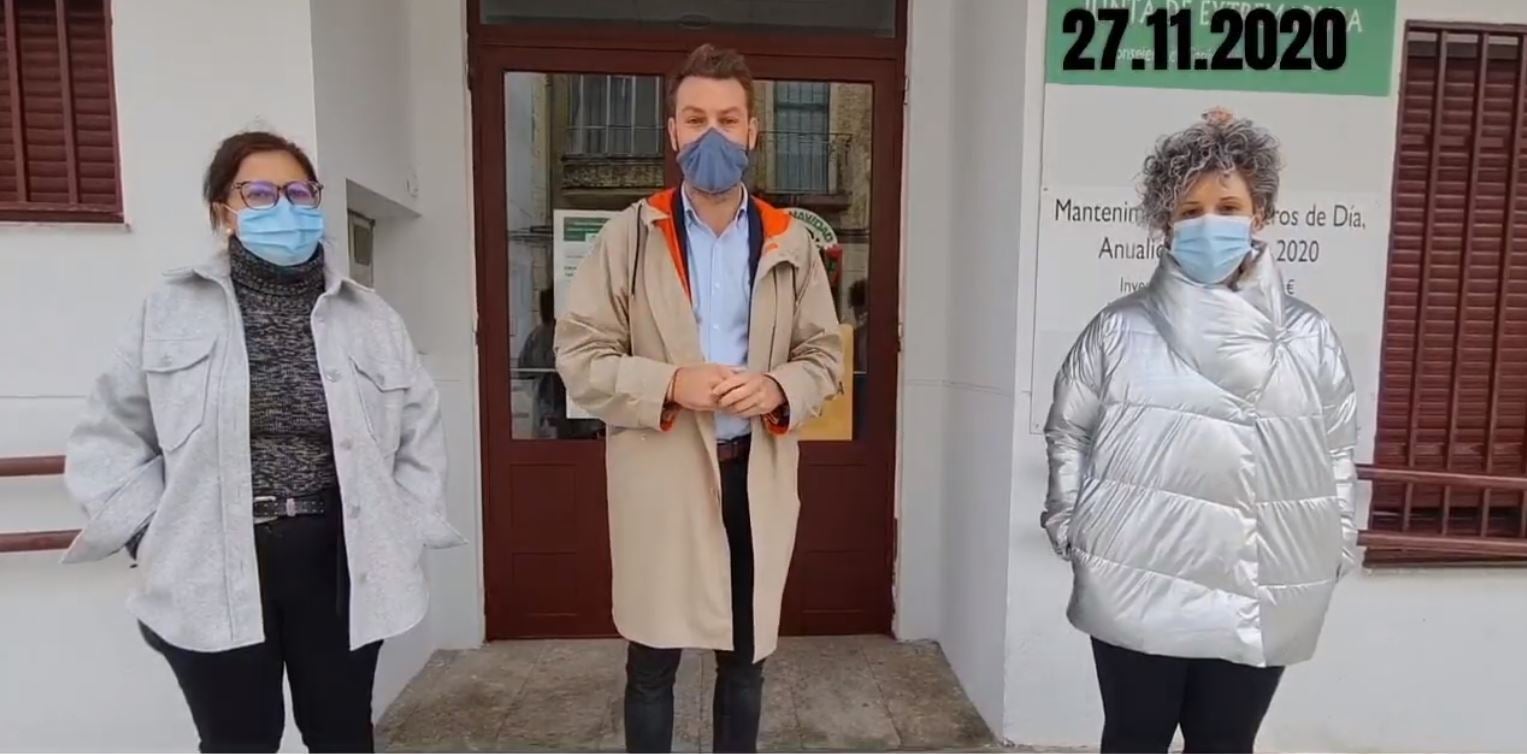 López, Núñez y Ortega en la puerta del establecimiento geriátrico. 