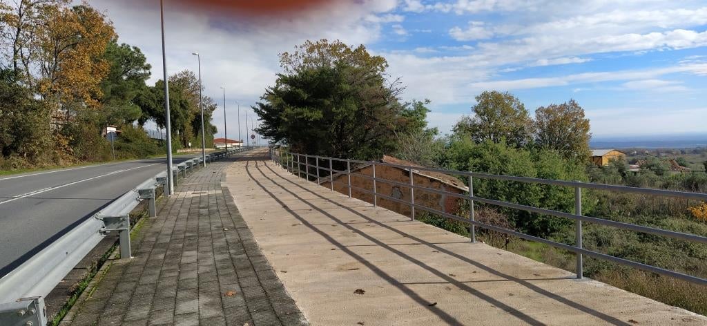 El paseo-carril bici con la barandilla. 