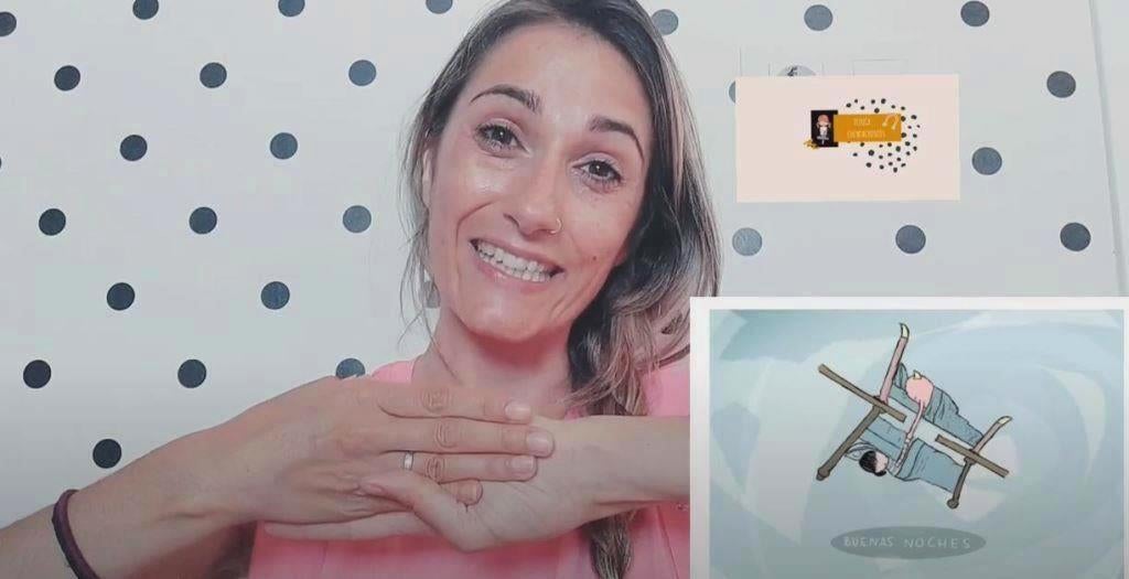 Pilar contando un cuento.