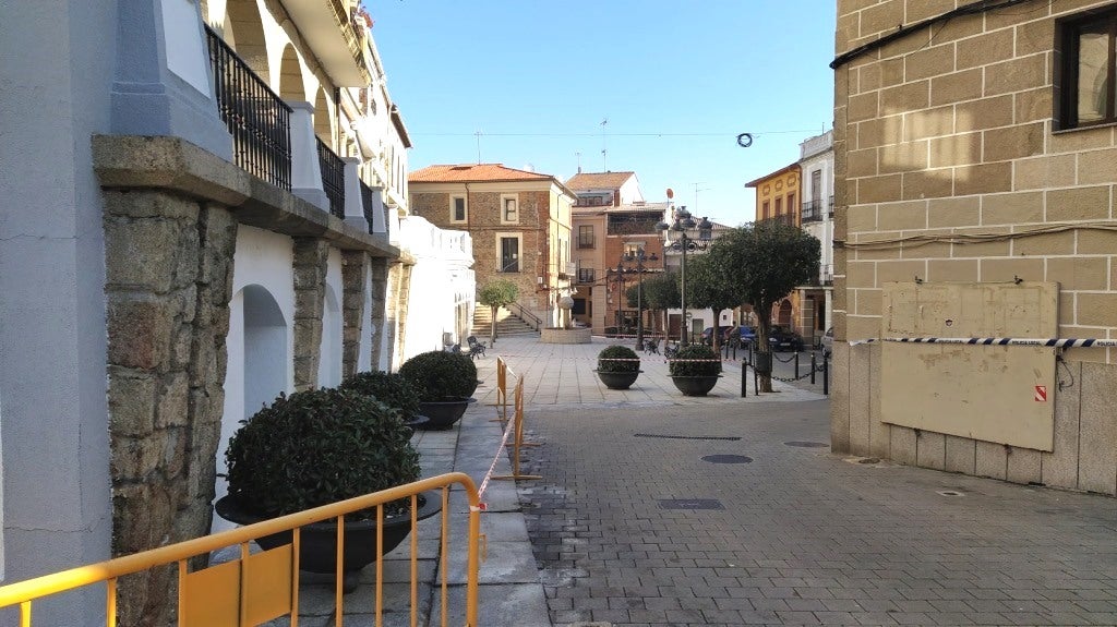 La Plaza Mayor acordonada para evitar accidentes en las zonas heladas. 