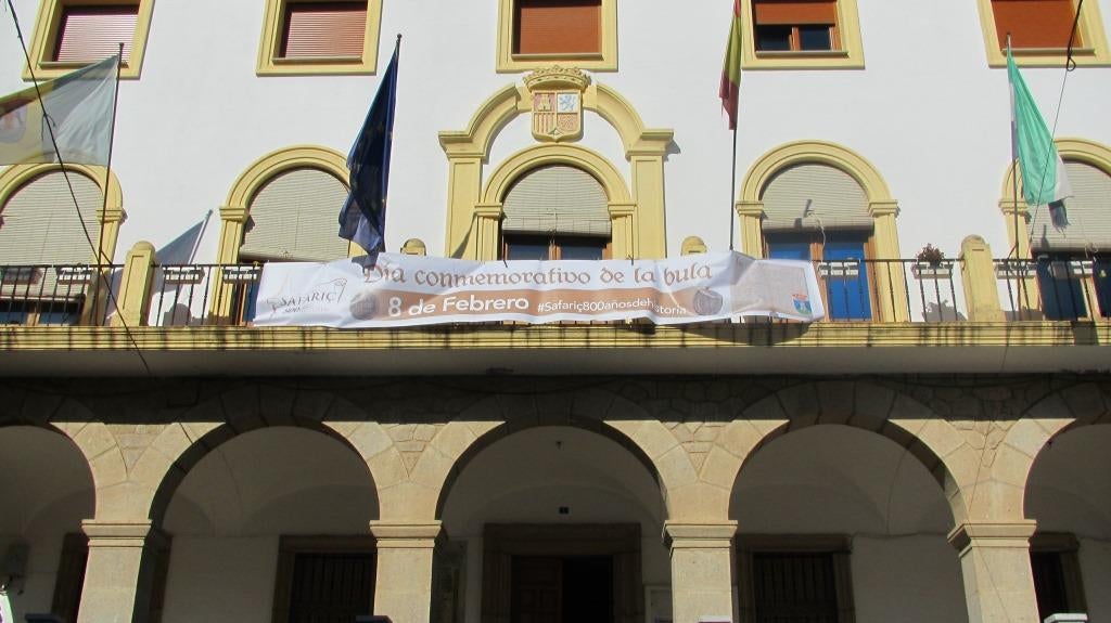 Ayuntamiento de Jaraíz luciendo una pancarta conmemorativa del anivrsario de la bula. 