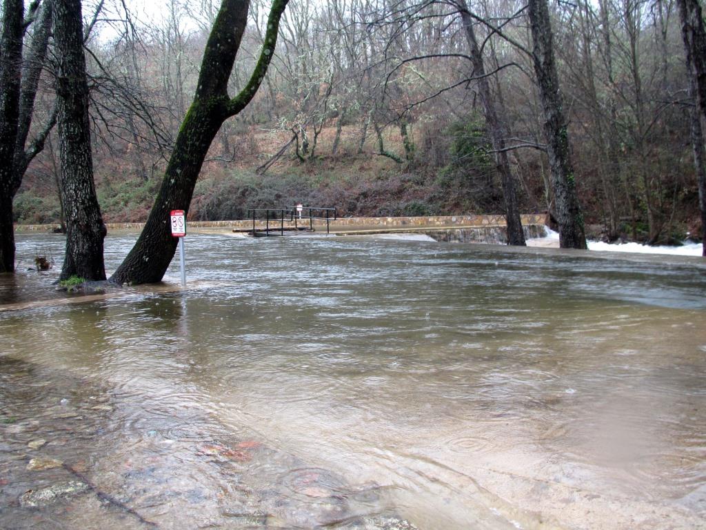 Crecida del caudal de la garganta de Pedro de Chate, a su paso por Las Tabals, por las precipitaciones de los últimos días. 