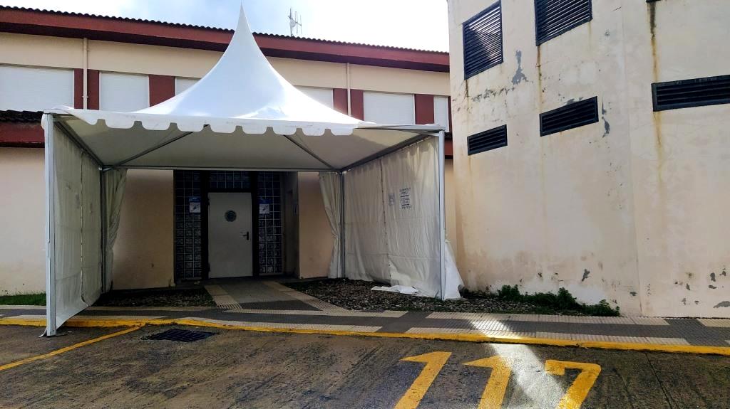 Carpa y entrada al Centro de Salud para las pruebas anticovid.