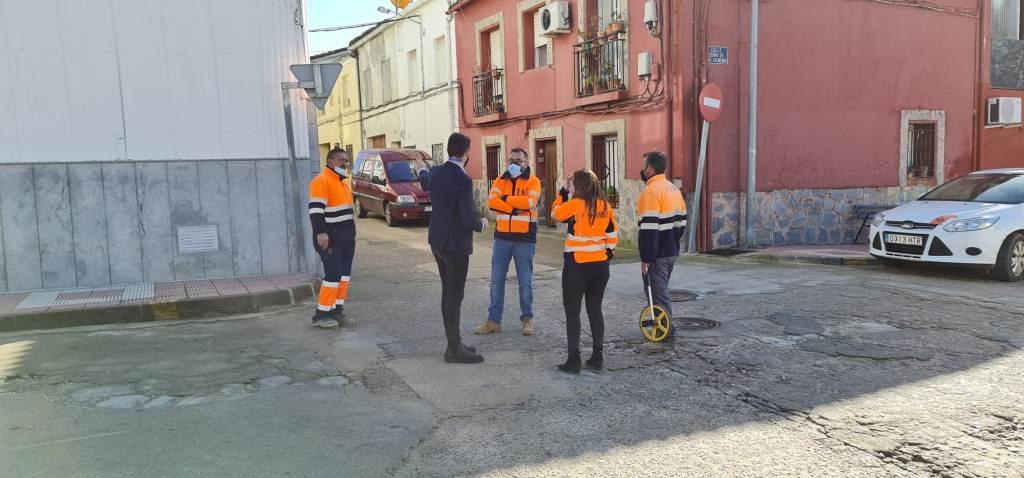 El alcalde durante el replantemiento de las obras con los técnicos de la empresa adjudicataria.