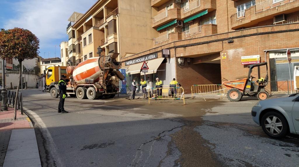 Arreglo de una tubería rota en el centro urbano.