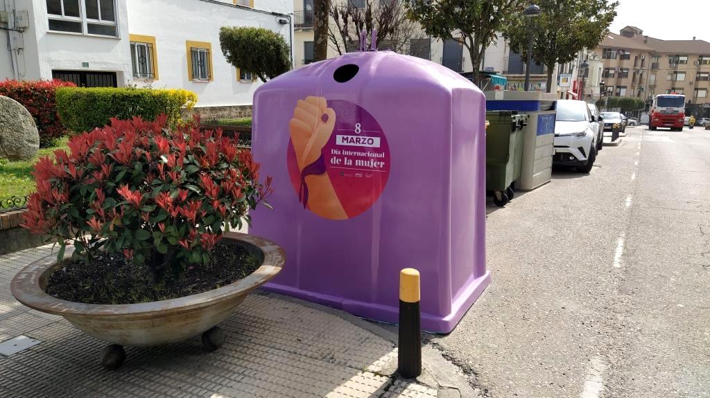 Contenedor morado instalado en la avenida de la Constitución. 