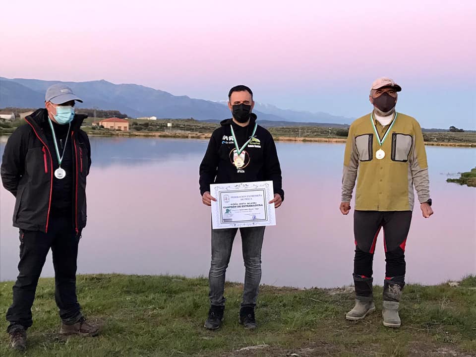 Los tres primeros clasificados mostrando las madallas. 