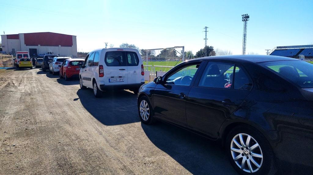 Vehiculos esperando el turno en el campo de fútbol. 