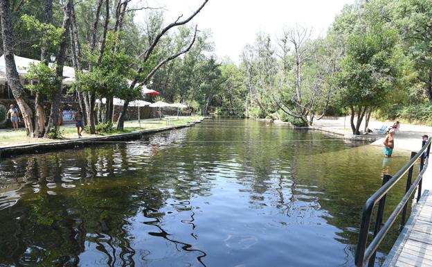 El lago Alonso Vega es un lugar perfecto para pasear y practicar senderismo en la localidad. 