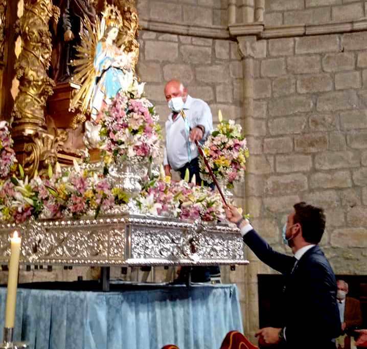 El alcalde entrega el bastón de mando a la Patrona