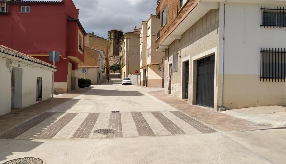 Calle Móstoles, recién pavimentada. 