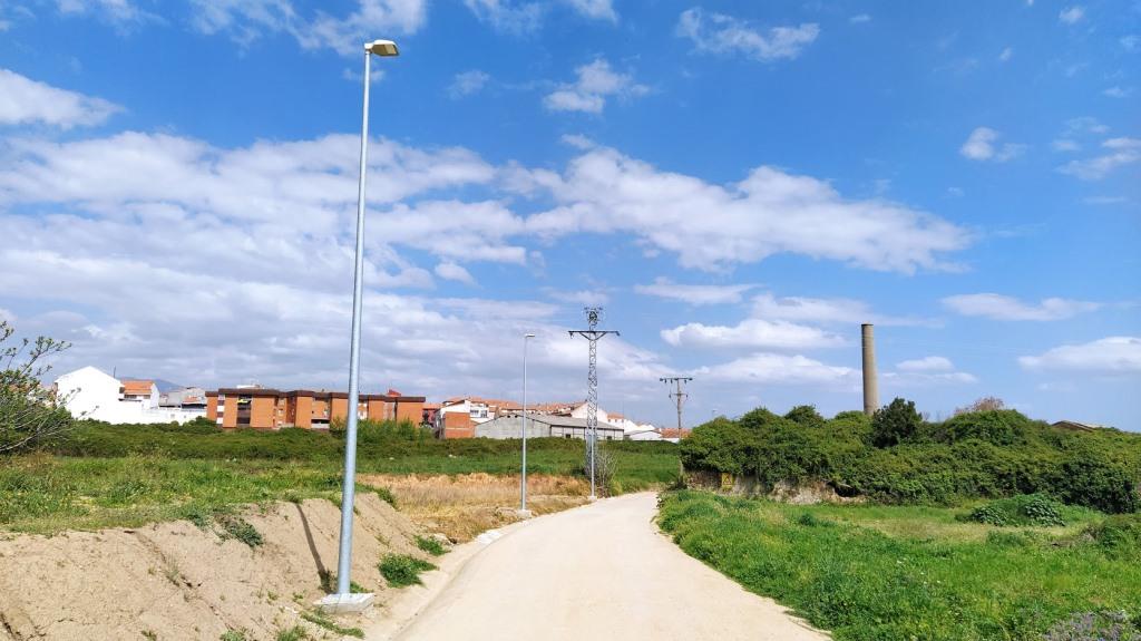 Alumbrado del camino que comunica la calle Móstoles con el colegio Ejido. 