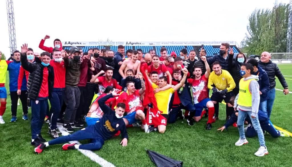 Jugadores, directivos y aficionados celebrando el campeonato. 