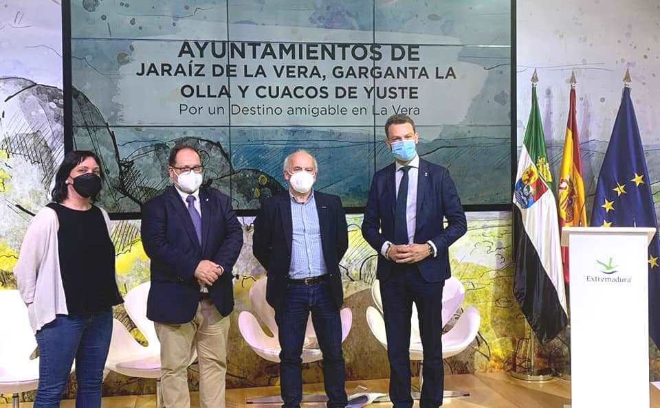 Los representantes municipales en la presentación. 