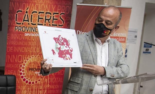 Santos Jorna, diputado de Innovación, con el mapa de la fibra óptica.. FOTO DIPUTACIÓN DE CC