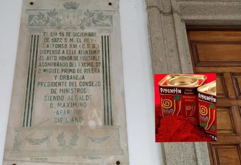 Placa en la fachada del Ayuntamiento de Jaraíz de la visita de Alfonso X. 