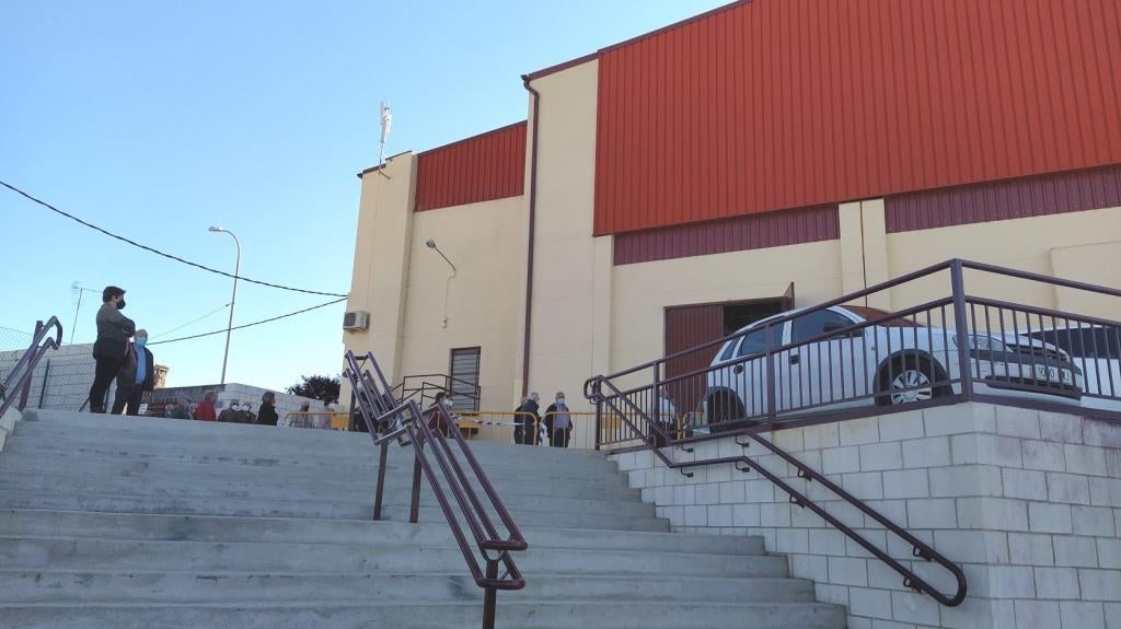 Escaleras que comunican el pabellón con el campo de fútbol. 