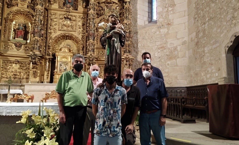 Los directivos de la Cofradía junto a la imagen tras su llegada a la iglesia de San Miguel. 