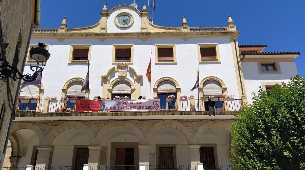 Pancarta colocada en la fachada del Ayuntamiento.
