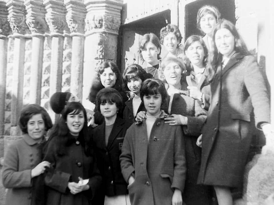 Catequistas de mediados de los años sesenta, en las escalinatas de la portada de Santa María.